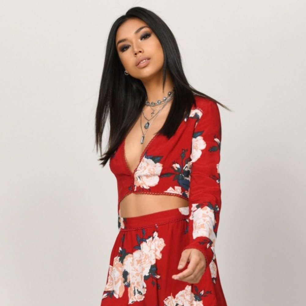 Tobi BEST BUDS RED MULTI LONG SLEEVE CROP TOP